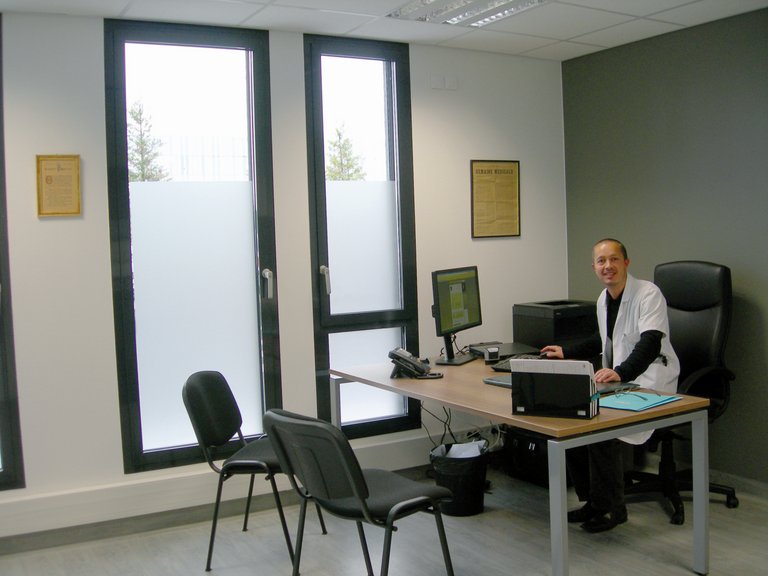 Dr. Thomas Raphael az irodájában számítógépén dolgozik