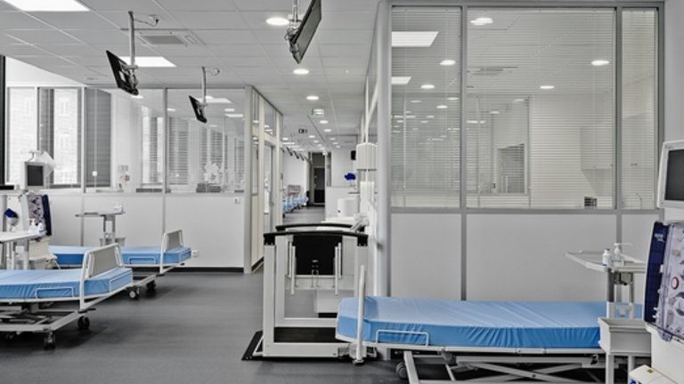 Belső nézet egy klinikáról, amelyben számos üres ágy van